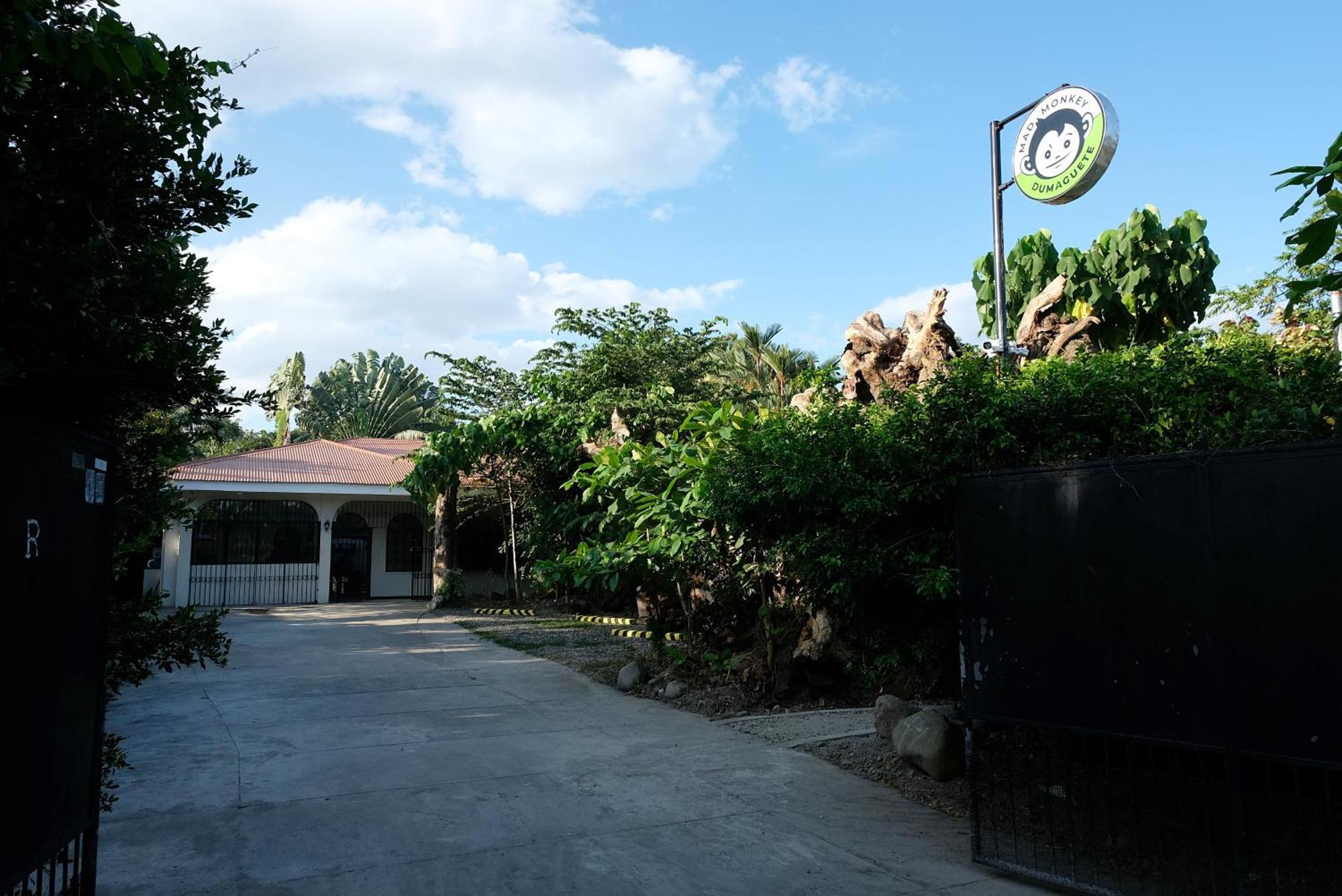 ドゥマゲティ Mad Monkey Dumagueteホステル エクステリア 写真